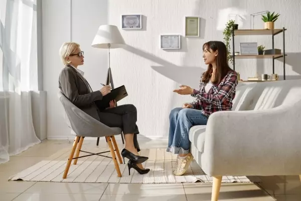 woman-patient-explaining-problem-talking-psychologist